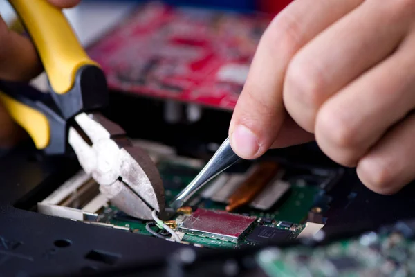 Repairman working in technical support fixing computer laptop tr — Stock Photo, Image