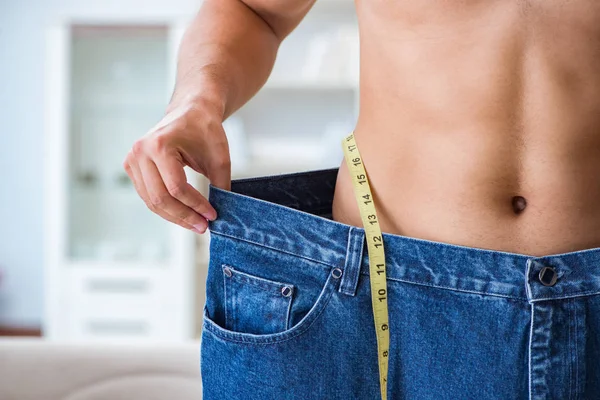 Uomo in pantaloni oversize nel concetto di perdita di peso — Foto Stock
