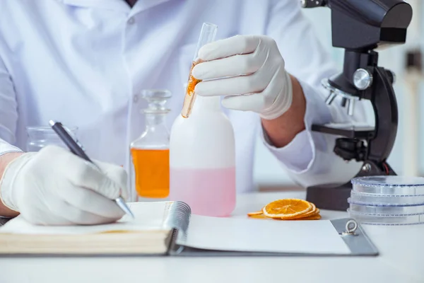 Kemist blandar parfymer i labbet — Stockfoto