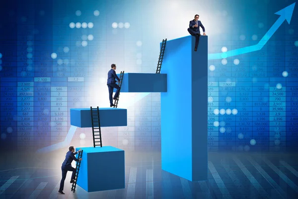 Empresário escalando blocos no conceito de negócio carreira escada — Fotografia de Stock