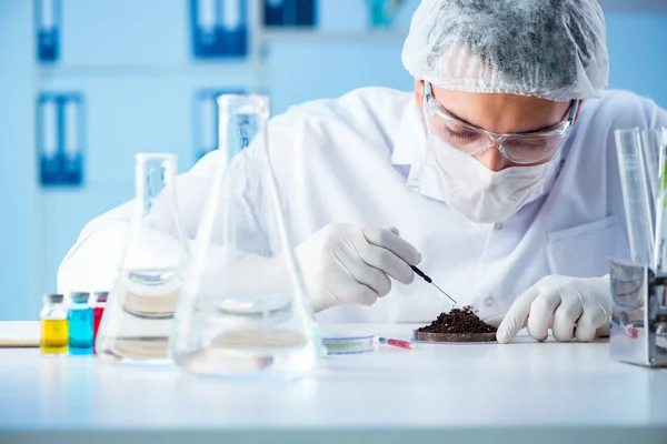 Investigador científico masculino haciendo experimento en un laboratorio — Foto de Stock