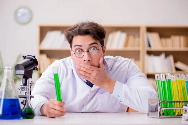 Médico científico loco loco haciendo experimentos en un laboratorio — Foto de Stock