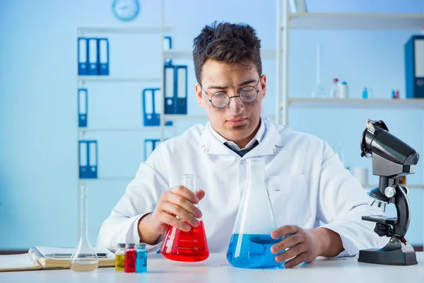 Grappige gekke chemicus die in een laboratorium werkt — Stockfoto