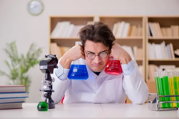 Pazzo scienziato pazzo medico facendo esperimenti in un laboratorio — Foto Stock