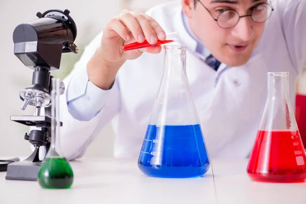 Médico cientista louco louco fazendo experimentos em um laboratório — Fotografia de Stock