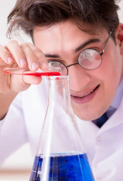 Божевільний вчений лікар проводить експерименти в лабораторії — стокове фото