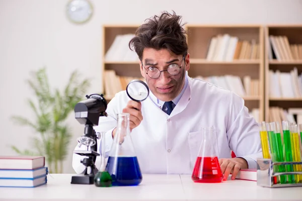 Сумасшедший ученый-врач проводит эксперименты в лаборатории — стоковое фото