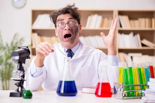 Çılgın bilim adamı bir laboratuarda deneyler yapıyor.