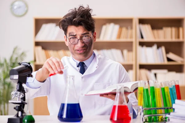 Pazzo scienziato pazzo medico facendo esperimenti in un laboratorio — Foto Stock