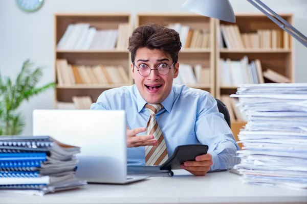 Ofiste çalışan komik muhasebeci.