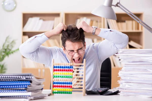 Lustige Buchhalterin, die im Büro arbeitet — Stockfoto