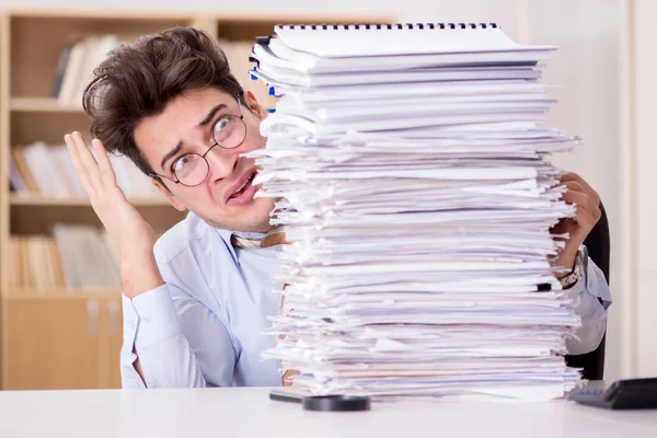 Elinde bir yığın kağıt olan çılgın bir işadamı.