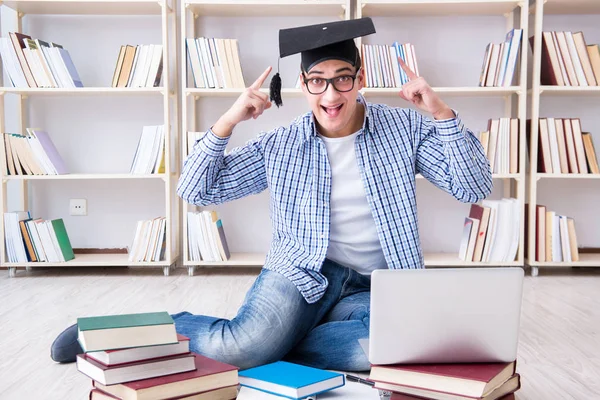 Genç öğrenci kitaplarla çalışıyor.