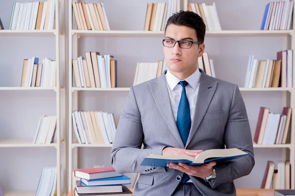 İş hukuku öğrencisi kütüphanede çalışıyor.