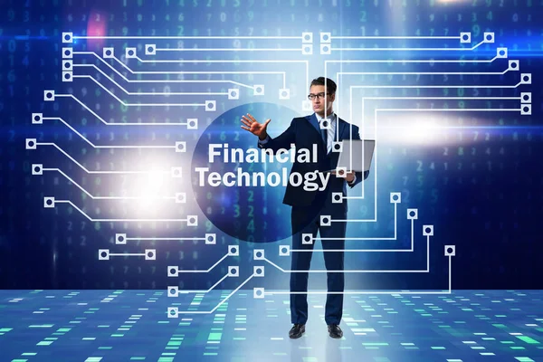 Fintech konseptinde düğmelere basan iş adamı