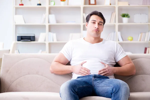 Uomo che soffre di stomaco malato e vomito — Foto Stock