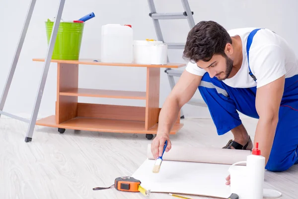 Reparador fazendo reparação de renovação na casa com papel wallpa — Fotografia de Stock