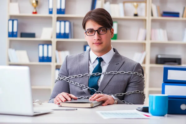 Бізнесмен пов'язаний ланцюжками до своєї роботи — стокове фото