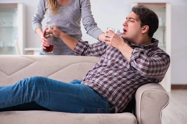 Trinkproblem betrunkener Mann in einer jungen Familie — Stockfoto