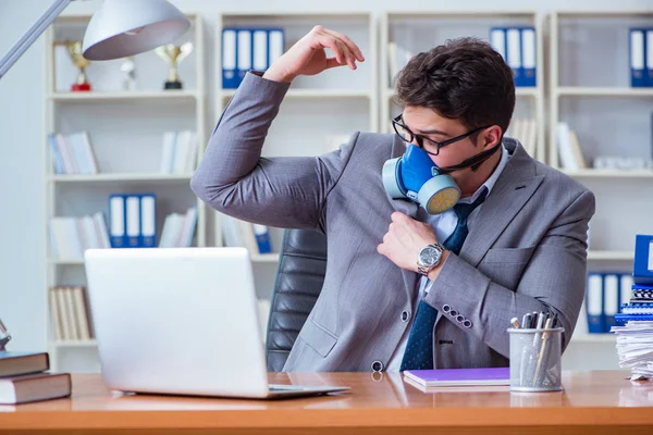 Geschäftsmann schwitzt bei Arbeit im Büro übermäßig übel — Stockfoto