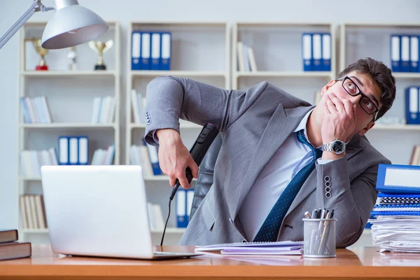 Geschäftsmann schwitzt bei Arbeit im Büro übermäßig übel — Stockfoto