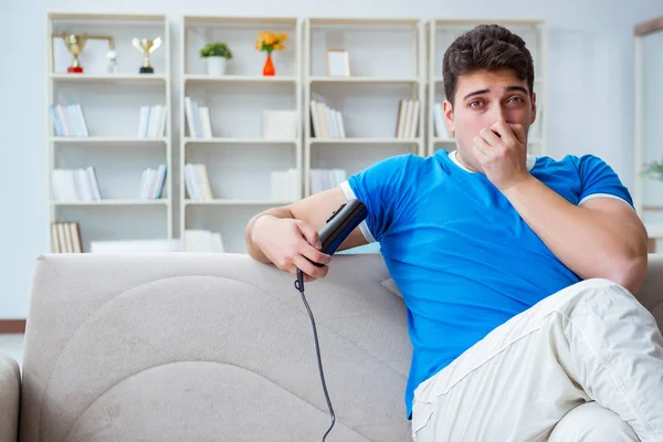 Adamın evde aşırı derecede terlemesi ve kötü kokması.