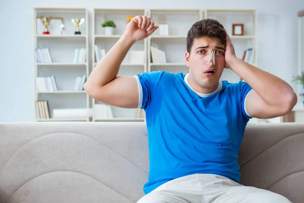 Adamın evde aşırı derecede terlemesi ve kötü kokması.