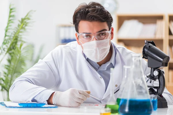 Médico do sexo masculino que trabalha no laboratório em vacina contra o vírus — Fotografia de Stock