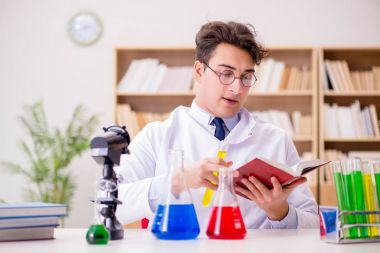 Çılgın bilim adamı bir laboratuarda deneyler yapıyor.