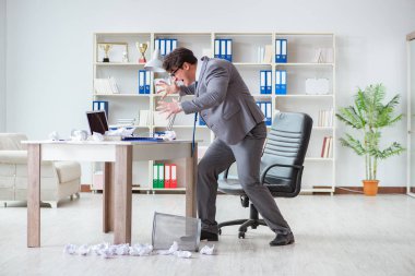 Ofiste çalışan kızgın işadamı kovuldu.