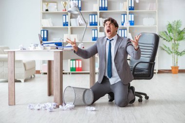 Ofiste çalışan kızgın işadamı kovuldu.