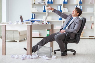 Ofiste çalışan kızgın işadamı kovuldu.