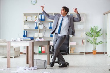 İş adamı işte ara verirken eğleniyor.