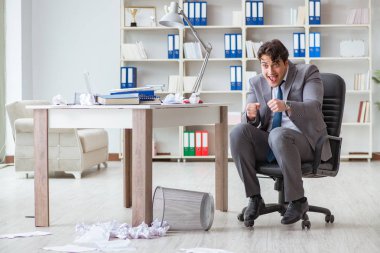 İş adamı işte ara verirken eğleniyor.