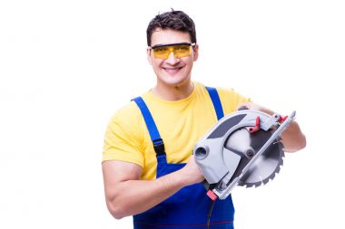 Daire üzerinde beyaz izole testere ile tulum giyen marangoz