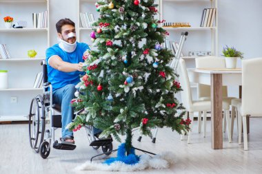 Sakatlanan adam Noel 'i evde kutluyor