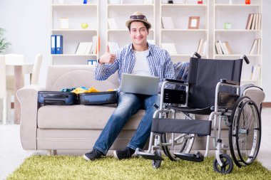 Pasif adam dizüstü bilgisayarla internetten seyahat rezervasyonu