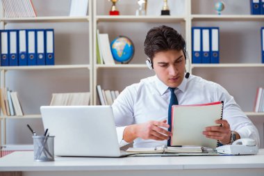 İşadamı. Ofiste çalışan seyahat acentesi.