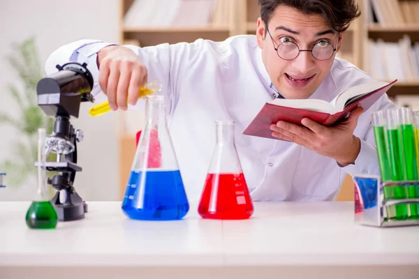 Pazzo scienziato pazzo medico facendo esperimenti in un laboratorio — Foto Stock