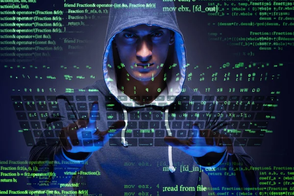 Siber güvenlik konseptinde genç bir hacker. — Stok fotoğraf