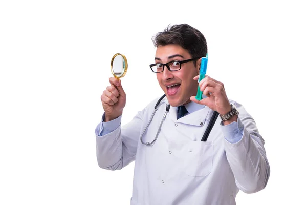 Молодой доктор с увеличительным стеклом и шприцем, изолированным от w — стоковое фото