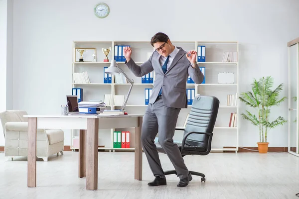 Empresário se divertindo fazendo uma pausa no escritório no trabalho — Fotografia de Stock