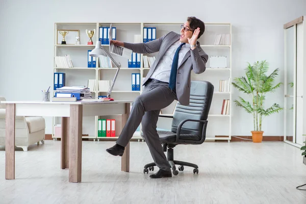 Uomo d'affari si diverte a prendersi una pausa in ufficio al lavoro — Foto Stock