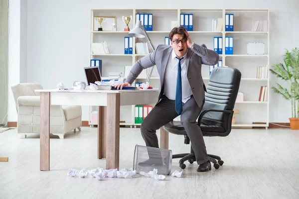 Zły biznesmen zszokowany pracą w biurze zwolniony — Zdjęcie stockowe