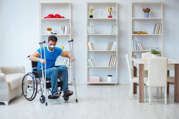 Giovane guarito dopo l'intervento chirurgico a casa con stampelle e un w — Foto Stock