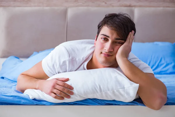 Hombre que sufre de insomnio acostado en la cama —  Fotos de Stock