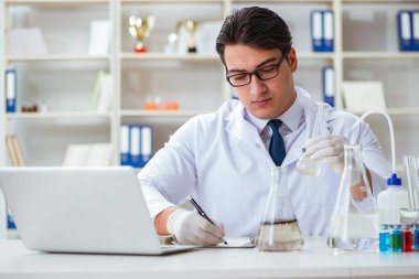 Genç araştırmacı bilim adamı bir su testi kirliliği araştırması yapıyor.