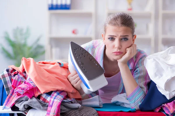 Mujer triste planchando ropa en casa — Foto de Stock