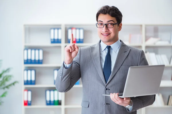 Empresário no escritório trabalhando com laptop — Fotografia de Stock