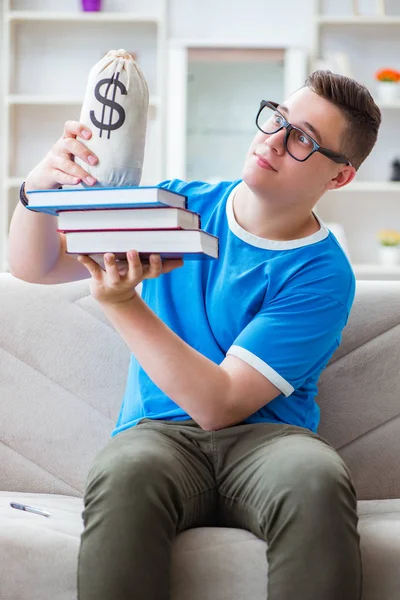 Νεαρός φοιτητής που προετοιμάζεται για τις εξετάσεις που σπουδάζουν στο σπίτι σε καναπέ — Φωτογραφία Αρχείου